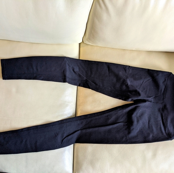 ALO Yoga Pants - Alo yoga black leggings with seam detail